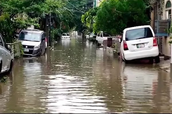 heavy rain in lahore the roads transformed into veritable rivers