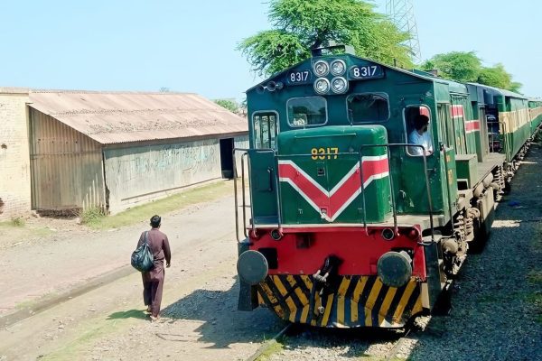 pakistan railways embraces solar energy to cut costs and improve efficiency