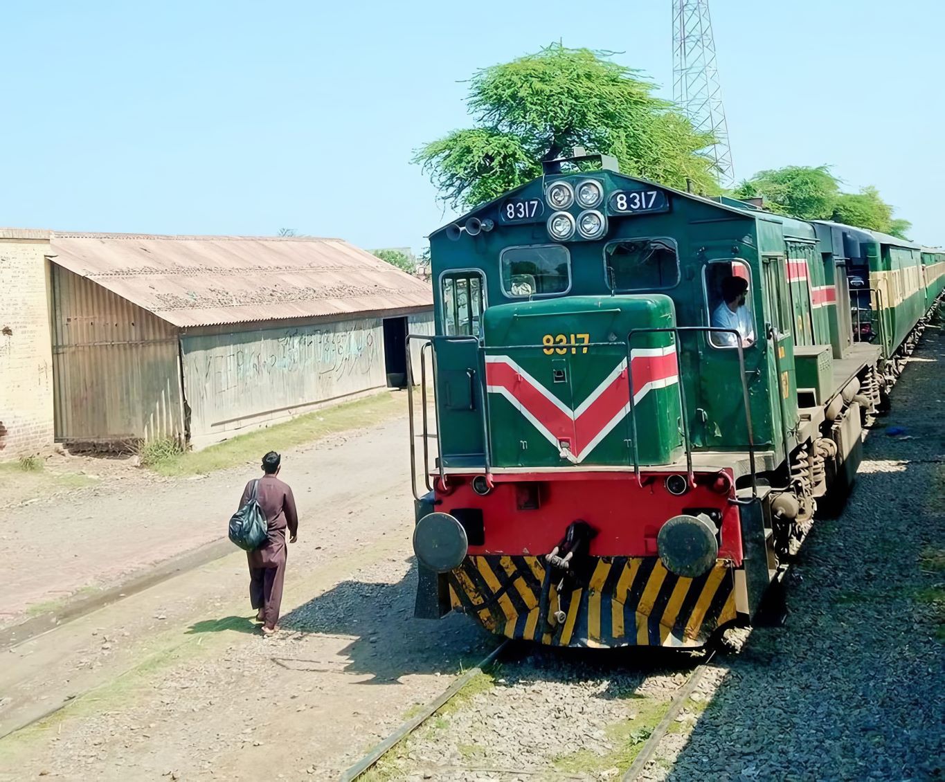 pakistan railways embraces solar energy to cut costs and improve efficiency