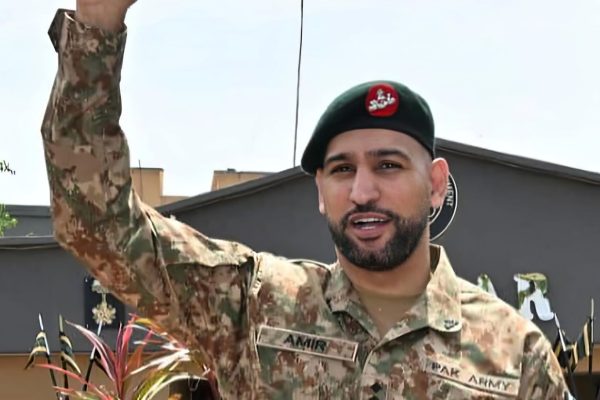 british pakistani boxer amir khan honored by pakistan army