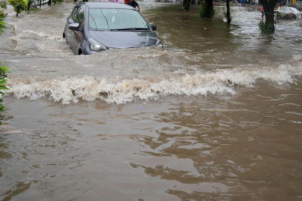 heavy rains forecasted in uae schools close, travel disrupted