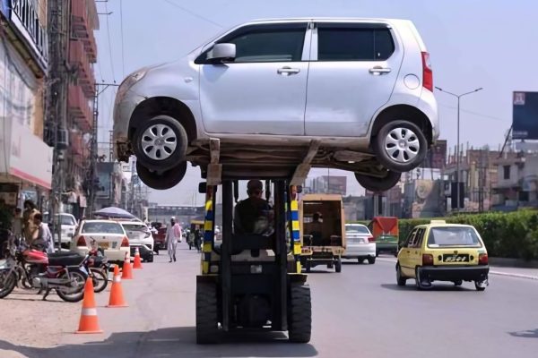 lahore authorities crack down on parking violations in johar town