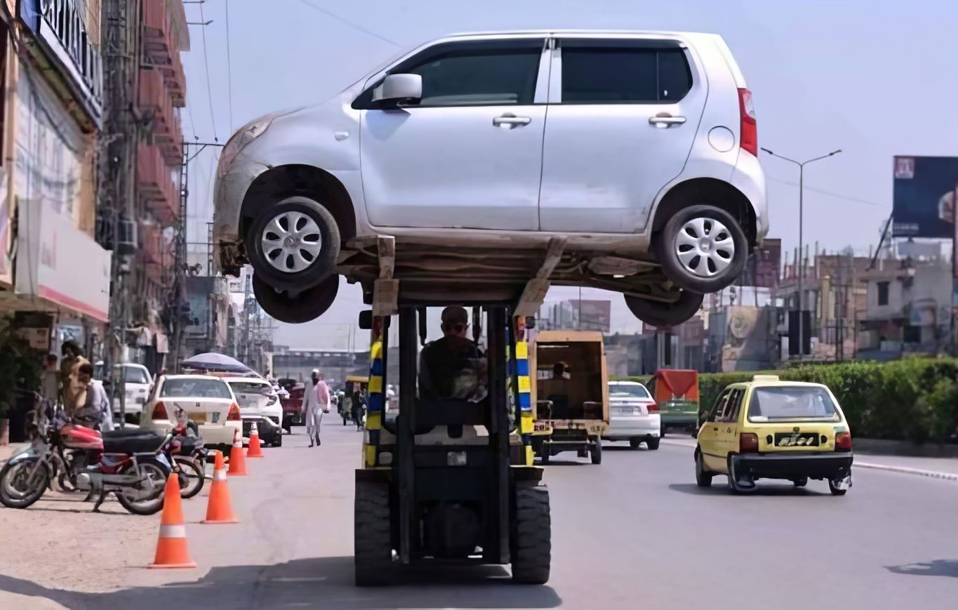 lahore authorities crack down on parking violations in johar town