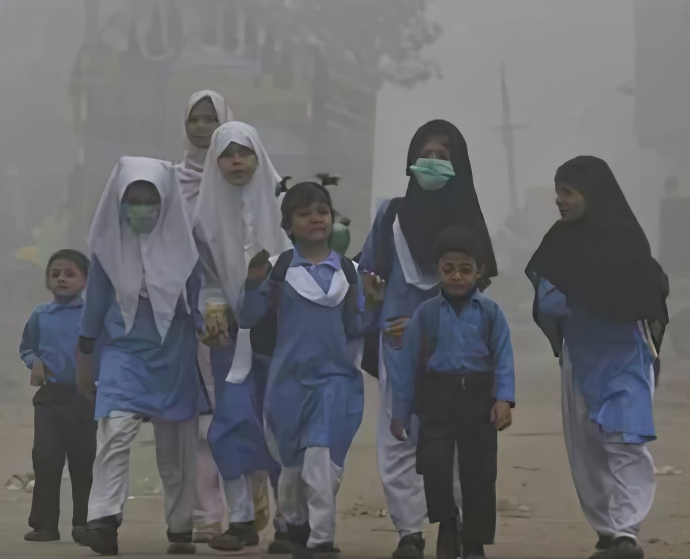 lahore high court directs closure of educational institutions on saturdays to combat smog