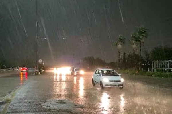 ongoing rain and thunderstorms in punjab and karachi