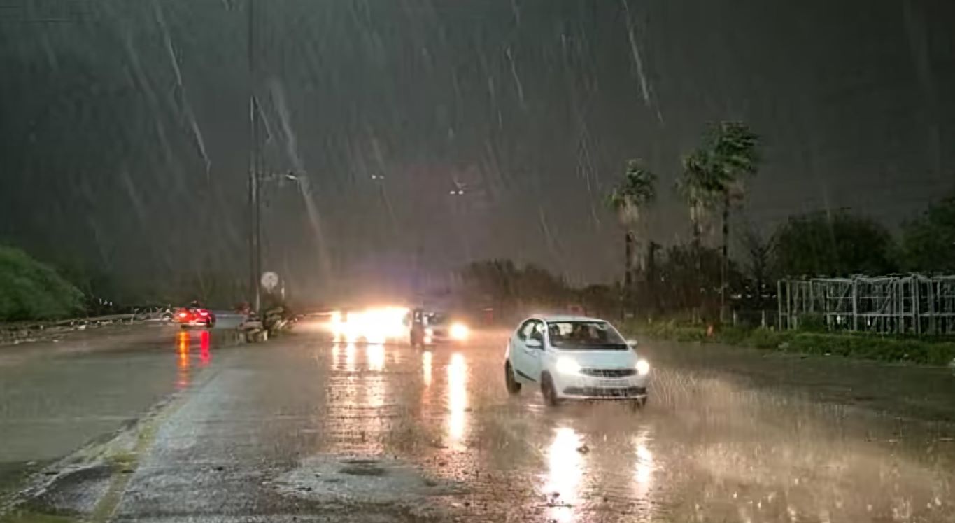 ongoing rain and thunderstorms in punjab and karachi